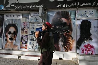 Боец «Талибана» на улице Кабула. Август 2021 года