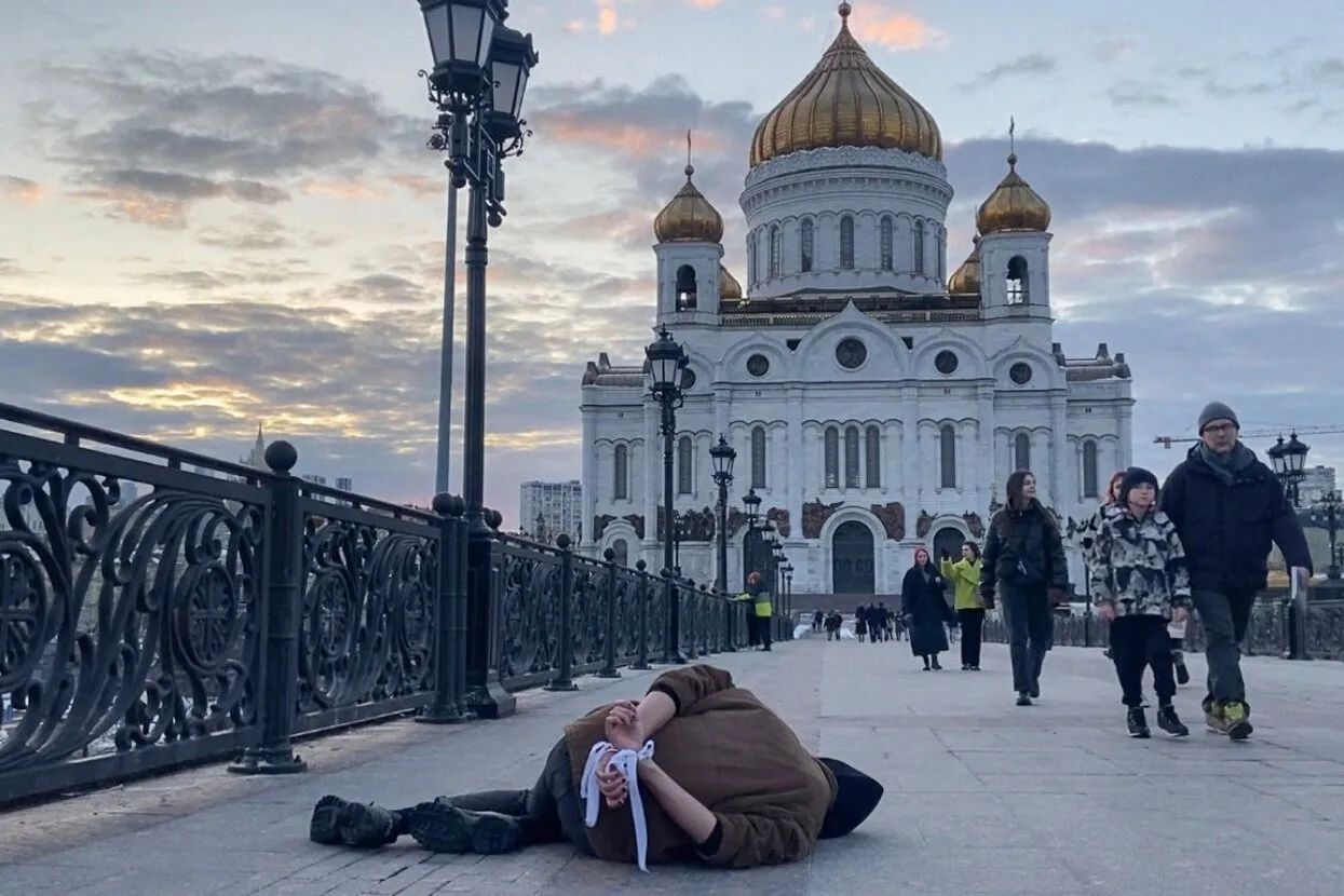 Никого ни в чем невозможно убедить Буча — тот случай, когда все стало ясно  очень быстро. Максим Трудолюбов пытается понять, почему же кто-то до сих  пор верит в «фейки» и «провокацию» —