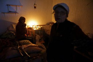 79-летняя Лидия Морозова и ее 54-летняя дочь Алла прячутся от обстрелов в подвале жилого дома в Северодонецке
