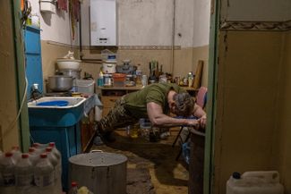 Украинский военный повар тренируется на кухне полевого госпиталя во время перерыва. Попасная