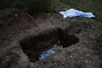 Одна из могил в Купянске-Узловом, обнаруженная во время эксгумации тел погибших жителей поселка