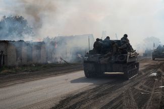 Военнослужащие ЛНР на танке в Попасной