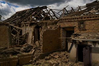 Обломки дома в селе Большая Костромка после российской бомбардировки.