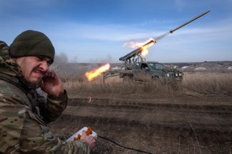 Украинский офицер во время запуска ракеты из РСЗО. 