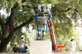 Снос памятника Джефферсону Дэвису на территории Университета штата Техас в Остине. 30 августа 2015 года