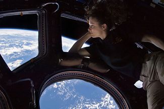 Астронавт Трейси Колдвелл-Дайсон смотрит на Землю с МКС, 2010 год.