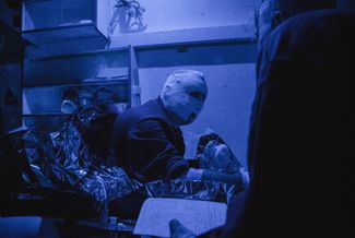 Военные врачи эвакуируют раненого бойца ВСУ из пункта стабилизации