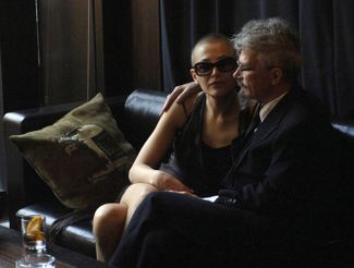Эдуард Лимонов с бывшей женой, актрисой Екатериной Волковой, во время ежегодного Бала моды и красоты. 2005 год