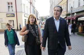 Саакашвили с женой Сандрой Рулофс и сыном Николозом в Польше незадолго до того, как политик перешел границу с Украиной, 10 сентября 2017 года
