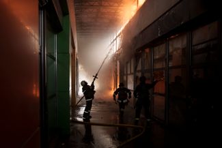 Пожарные тушат пожар в магазине после российской бомбардировки Харькова