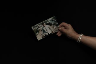 Нурзат держит фотографию с братом — единственную оставшуюся от него вещь 
