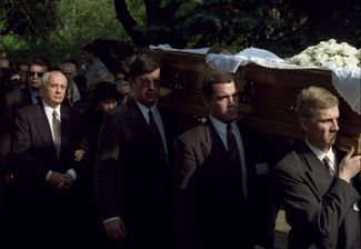 Михаил Горбачев во время похорон его супруги Раисы Горбачевой. 23 сентября 1999 года