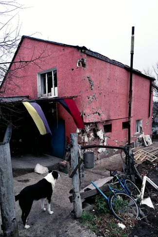 Дом Сысенко, поврежденный выстрелом танка