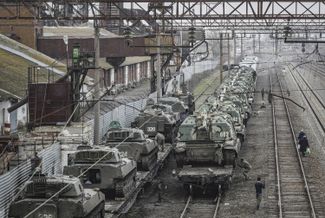 Российская бронетехника на железнодорожной станции в Ростовской области, 23 февраля 2022 года