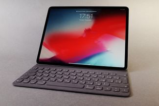 iPad Pro с официальной клавиатурой-чехлом