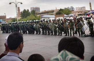 Китайские солдаты окружают центральную мечеть Кашгара после убийства имама, 30 июля 2014 года