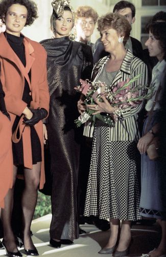 Раиса Горбачева беседует с манекенщицами после показа моды во время официального дружественного визита с Михаилом Горбачевым в Польшу. Июль 1988 года