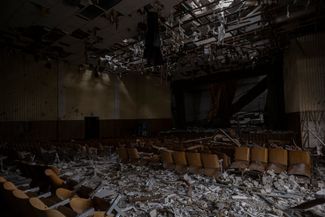 Разрушенный конференц-зал в Херсоне