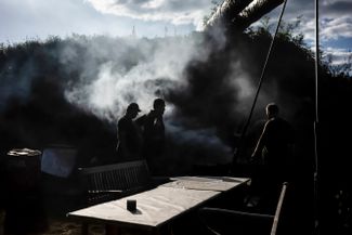 Резервисты ВСУ готовят обед на своей базе в Киеве. 5 июня Киев впервые с конца апреля подвергся ракетному обстрелу. 10 июня там была объявлена воздушная тревога