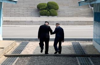 Президент Южной Кореи Мун Чжэ Ин и лидер Северной Кореи Ким Чен Ын в демилитаризованной зоне на границе двух стран. 27 апреля 2018 года.