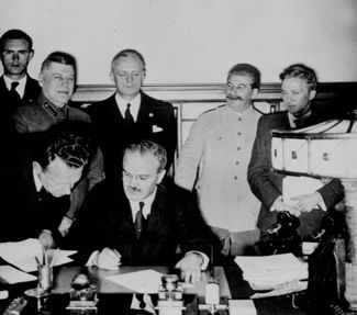 Подписание советско-германского договора о дружбе и границе. 28 сентября 1939 года