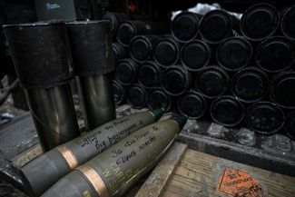 Снаряды для украинской гаубицы, на которых видна надпись «За Да Винчи». Командир батальона «Волки Да Винчи» Дмитрий Коцюбайло на днях погиб под Бахмутом