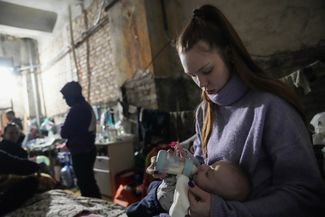 Женщина кормит ребенка в бомбоубежище. 7 марта 2022 года