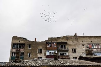 Еще один разрушенный дом в Лимане. После ухода из города российские войска, по данным украинских властей, продолжают периодически обстреливать его