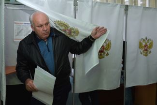 Виктор Зимин на избирательном участке после первого тура голосования за главу Хакасии, 9 сентября 2018 года