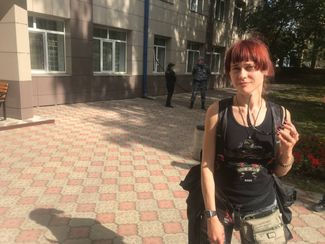 Елена Горбань у здания суда в Кирове, который избрал меру пресечения ее мужу Азату Мифтахову. 5 сентября 2023 года