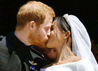 Принц и его жена целуются на ступенях часовни святого Георгия
