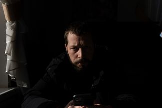 Видеограф агентства Associated Press Мстислав Чернов читает новости на своем телефоне за три дня до российского вторжения в Украину. Волноваха, Украина, 21 февраля 2022 года