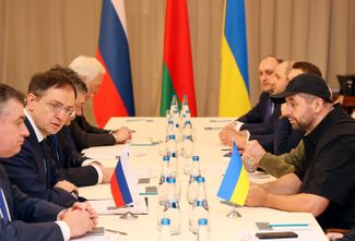 Встреча делегаций России и Украины в Беларуси. 28 февраля 2022 года. Дальний в правом ряду — Денис Киреев.