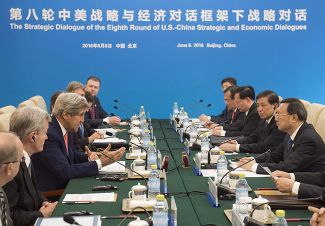 Американская и китайская делегации в ходе стратегических переговоров в Пекине. 6 июня 2016 года