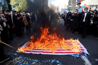 Собравшиеся у бывшего посольства США в Тегеране сожгли американский флаг