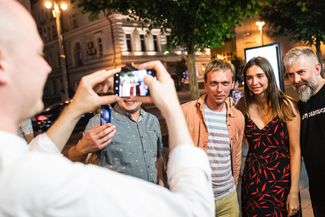 Passersby ask for photos with Golunov