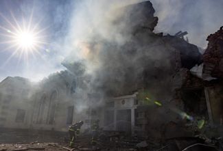 Войска РФ в ночь на 25 февраля нанесли массированный удар по Константиновке в Донецкой области. В результате обстрела были повреждены и разрушены многие здания, в том числе жилые дома, храм и вокзал.