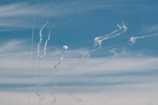 Следы ракет в небе над Пилипчатино. В Донбассе сейчас идут активные боевые действия