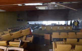 Разгромленное помещение в здании Верховного суда Бразилии