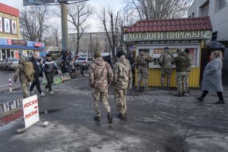 Украинские военные и мирные жители Покровска на площади возле городского рынка