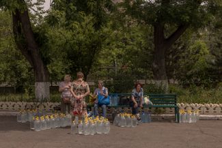 Жители Херсонской области с запасами питьевой воды