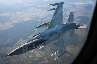 F-16, состоящий на вооружении военно-воздушных сил Польши, принимает участие в учениях НАТО. 12 октября 2022 года, Ласк, Польша