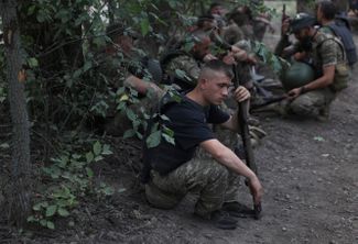 Украинские военные на позициях на линии фронта в Донецкой области