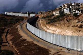 Стена, отделяющая палестинский город Абу-Дис на Западном берегу Иордана от Израиля