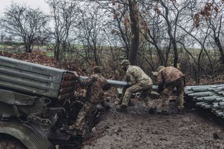 Украинские военные перезаряжают систему залпового огня «Град»