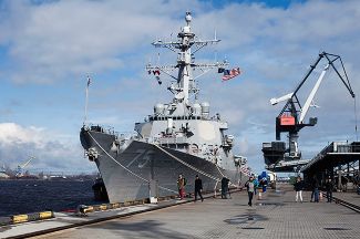Эсминец ВМС США «Дональд Кук» в порту Риги