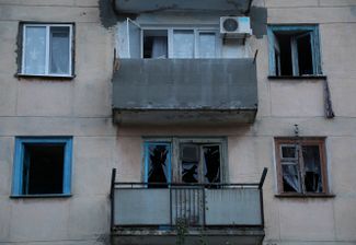 Выбитые окна в жилом доме после взрыва в Новофедоровке. Поселок находится в 30 километрах от Евпатории