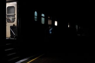Пассажир поезда Херсон — Киев на херсонском вокзале проверяет телефон перед посадкой в вагон
