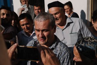 Журналист Бобомурод Абдуллаев у здания суда, 7 мая 2018 года.