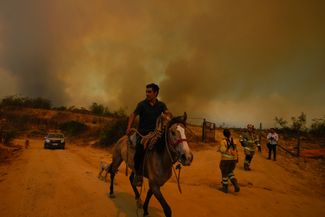 Жители Вальпараисо — одного из самых густонаселенных регионов Чили — пытаются эвакуироваться в более безопасные места, так как площадь лесного пожара быстро растет. 3 февраля 2024 года